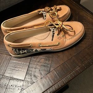 Like new womens sperry boat shoes size 9